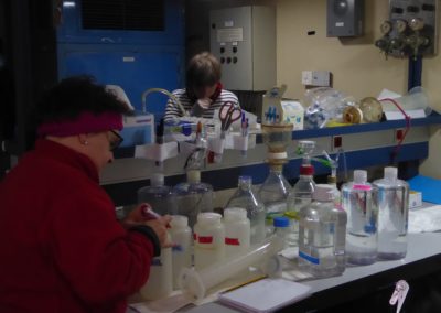 L'Elisa i l'Odile preparant unes filtracions al laboratori biològic.