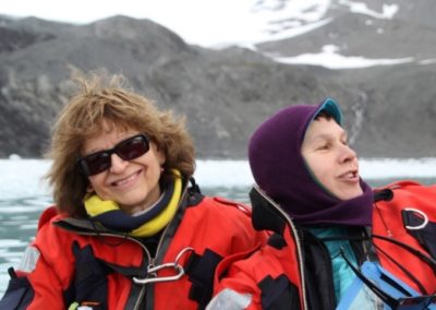 La Dolors Vaqué i l’Elisa Berdalet, dues dones antàrtiques que participen actualment en la campanya Polar Change. Font: Dolors Vaqué