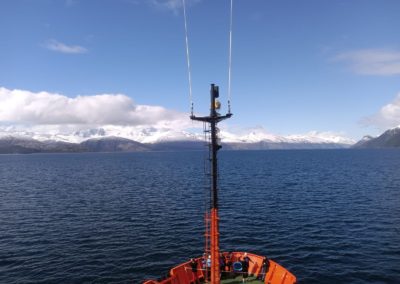 La proa de l'Hespérides, al seu pas pel canal del Beagle