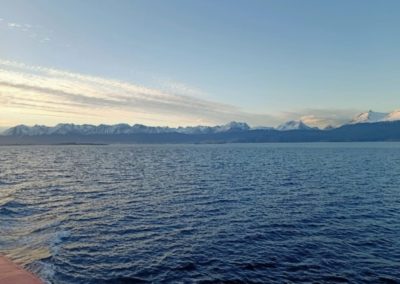 Paisatge del Canal del Beagle, la ciutat d'Ushuaia al fons